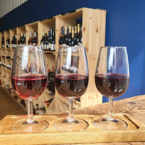 Whispering wine logo